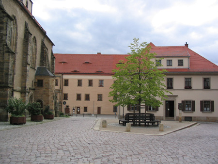 Kirchplatz mit Luther-Linde