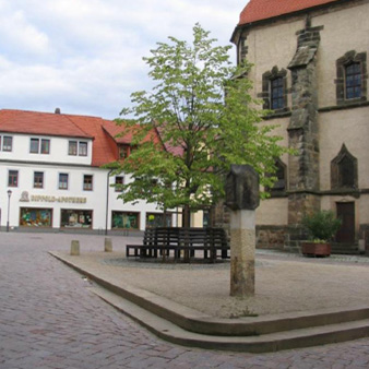 Kirchplatz mit Luther-Linde