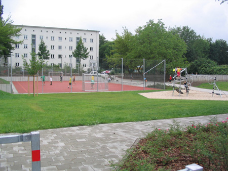 Spielplatz mit Ballspielfeld